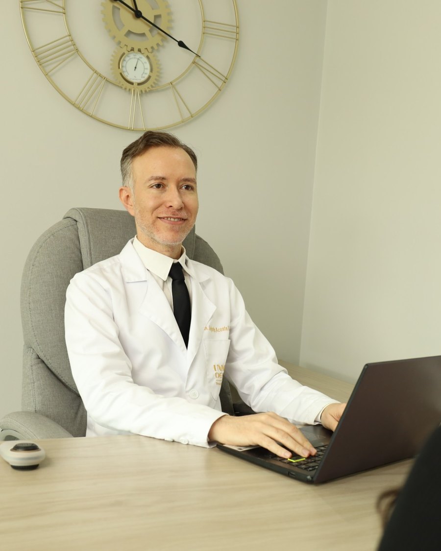Dr. Alejandro Acosta en consulta en InnerDerma