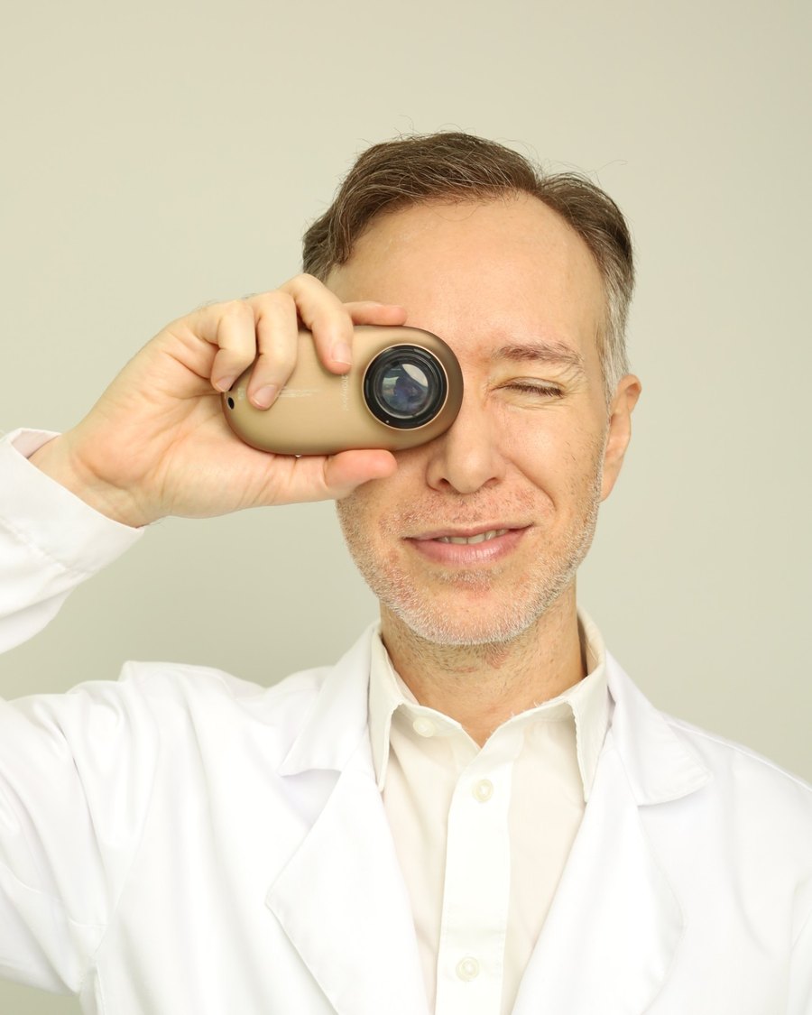 Dr. Alejandro Acosta Mora con un dermatoscopio