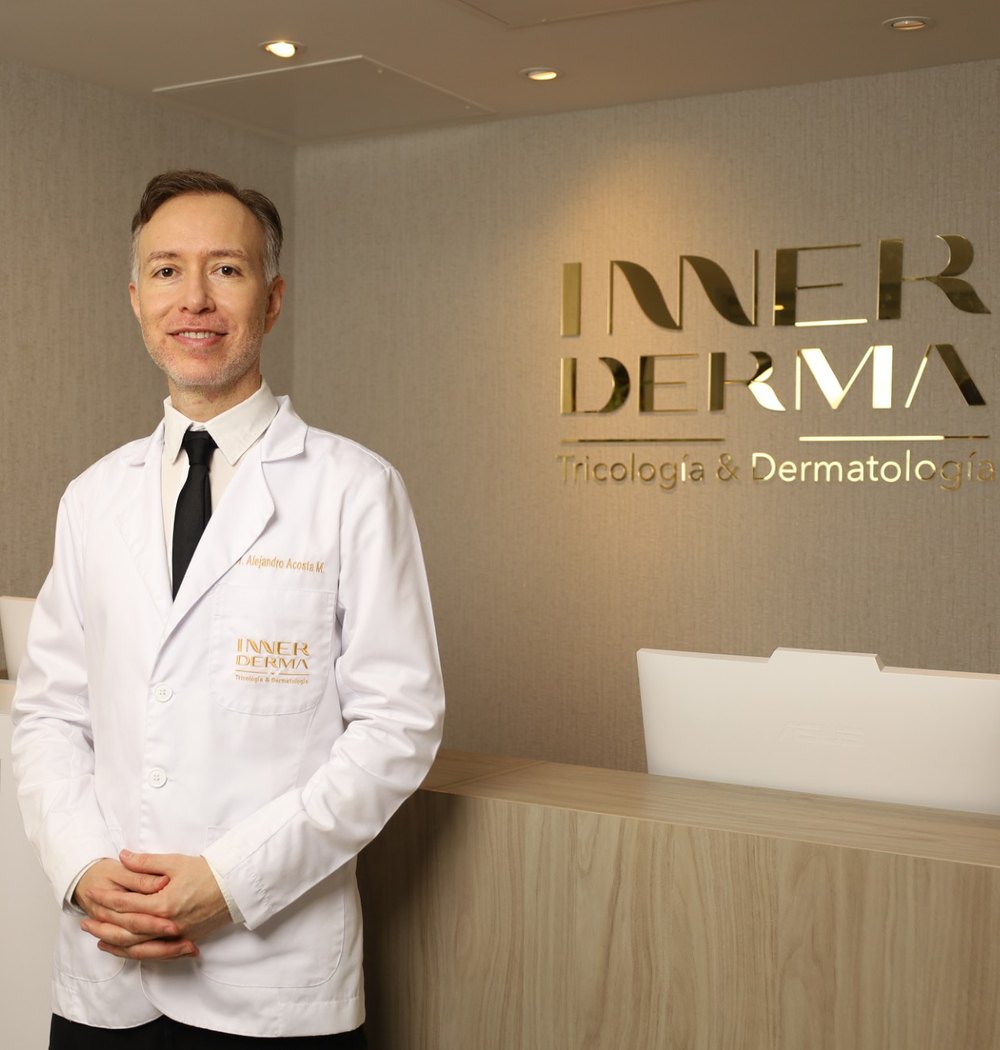 Dr. Alejandro Acosta Mora en la recepción de InnerDerma